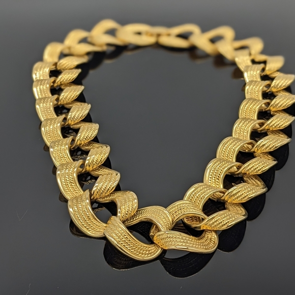 Vintage Textured Shiny Link Gold Tone Collar Necklace - Picture 6 of 8